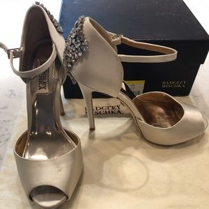 Badgley Mischka Ivory Satin Heels Size 7